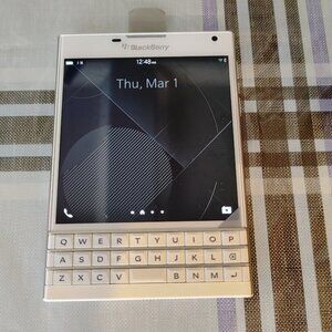 BlackBerry Passport Q30 (SQW100-1) 32GB+3GB 13.0MP Unlocked Smartphone (White)
